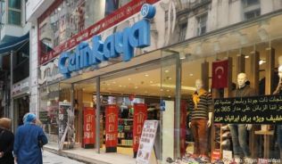 Viele Geschäfte auf der Istiklal caddesi in Istanbuls Szenebezirk Beyoglu werben mit arabischer, persischer und englischer Beschriftung in ihren Schaufenstern. Bis vor ein paar Jahren zog die Istiklal Caddesi, Beyoglus berühmte Einkaufsstraße, europäische Touristen an.##Foto: Ergin Hava/dpa Viele Geschäfte auf der Istiklal caddesi in Istanbuls Szenebezirk Beyoglu werben mit arabischer, persischer und englischer Beschriftung in ihren Schaufenstern. Bis vor ein paar Jahren zog die Istiklal Caddesi, Beyoglus berühmte Einkaufsstraße, europäische Touristen an.