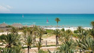Sonne und Strand bietet Tunesien, wie hier auf Djerba - doch viele Urlauber fürchten um die Sicherheit. Die Buchungen für das Urlaubsland sind eingebrochen ##Foto: FVA Tunesien Sonne und Strand bietet Tunesien, wie hier auf Djerba - doch viele Urlauber fürchten um die Sicherheit. Die Buchungen für das Urlaubsland sind eingebrochen