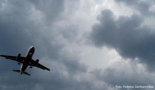 Fliegen könnte in Zukunft häufiger zu einer wackligen Angelegenheit werden. Durch den Klimawandel werden mehr Turbulenzen erwartet##Foto: Federico Gambarini/dpa Fliegen könnte in Zukunft häufiger zu einer wackligen Angelegenheit werden. Durch den Klimawandel werden mehr Turbulenzen erwartet