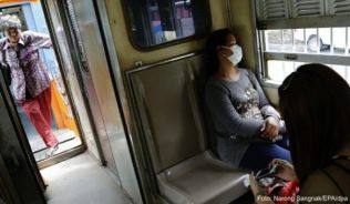 In den thailändischen Bahnen ist Vordrängeln verpönt. Beim Sitzen haben ältere Menschen und Kinder Vorrang##Foto: Narong Sangnak/EPA/dpa In den thailändischen Bahnen ist Vordrängeln verpönt. Beim Sitzen haben ältere Menschen und Kinder Vorrang