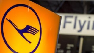 Die Lufthansa rechnet mit heftigen Auswirkungen des Streiks ihrer Flugbegleiter##Foto: Boris Roessler Die Lufthansa rechnet mit heftigen Auswirkungen des Streiks ihrer Flugbegleiter