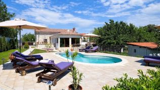 Ferien in warmen Ländern: Gerne darf es eine kleine Landvilla mit Pool sein, wie hier das Belvilla-Ferienhaus in Kroatien ##Foto: Belvilla Ferien in warmen Ländern: Gerne darf es eine kleine Landvilla mit Pool sein, wie hier das Belvilla-Ferienhaus in Kroatien