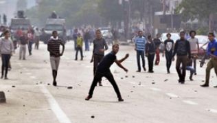 Wenn in einem Land Chaos ausbricht - hier Ägypten 2013 - kann das Auswärtige Amt vor Reisen warnen. Meist reagieren Veranstalter unmittelbar darauf##Foto: Mostafa Darwish Wenn in einem Land Chaos ausbricht - hier Ägypten 2013 - kann das Auswärtige Amt vor Reisen warnen. Meist reagieren Veranstalter unmittelbar darauf