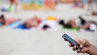 Auch im Urlaub kommen viele Nutzer nicht von ihrem Smartphone los.##Foto: Daniel Naupold London (dpa/tmn) Auch im Urlaub kommen viele Nutzer nicht von ihrem Smartphone los.