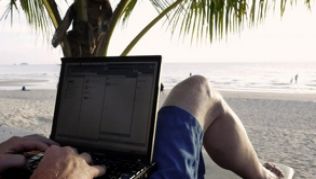 Unter Palmen ins Internet: Das Surfen im Ausland kann schnell teuer werden - es gibt auch günstigere Varianten, die aber nicht ganz so sicher sind.##Foto: Andrea Warnecke Unter Palmen ins Internet: Das Surfen im Ausland kann schnell teuer werden - es gibt auch günstigere Varianten, die aber nicht ganz so sicher sind.