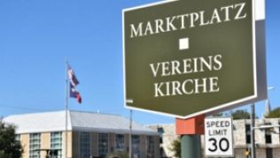 Es gibt einige deutsche Ortsbezeichnungen in Fredericksburg, zum Beispiel »Marktplatz« und »Vereinskirche«##Foto: Chris Melzer Es gibt einige deutsche Ortsbezeichnungen in Fredericksburg, zum Beispiel »Marktplatz« und »Vereinskirche«