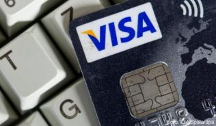 Der Kauf mit der Visa-Karte gehört zu den gängigen Zahlungsmöglichkeiten. Solche muss ein Reiseportal kostenlos anbieten.##Foto: Ole Spata/dpa Der Kauf mit der Visa-Karte gehört zu den gängigen Zahlungsmöglichkeiten. Solche muss ein Reiseportal kostenlos anbieten.