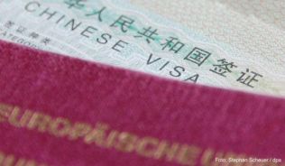 Wer nach China reisen möchte, muss vorab offiziell ein Visum beantragen##Foto: Stephan Scheuer / dpa Wer nach China reisen möchte, muss vorab offiziell ein Visum beantragen