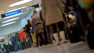 Lange Warteschlangen am Stuttgarter Flughafen: Eine Ausgleichszahlung steht Passagieren nicht zu##Foto: Marijan Murat Lange Warteschlangen am Stuttgarter Flughafen: Eine Ausgleichszahlung steht Passagieren nicht zu