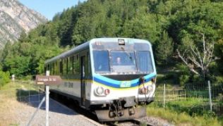 Der Pinienzapfenzug hat runden Geburtstag: Die Bahnstrecke von Digne-les-Bains nach Nizza gibt es seit 100 Jahren.##Foto: Alpes de Haute Provence/dpa/tmn Der Pinienzapfenzug hat runden Geburtstag: Die Bahnstrecke von Digne-les-Bains nach Nizza gibt es seit 100 Jahren.