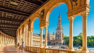 Plaza de Espana in Sevilla: Kaum ein Ort ist bei Hollywood-Regisseuren so beliebt Plaza de Espana in Sevilla: Kaum ein Ort ist bei Hollywood-Regisseuren so beliebt