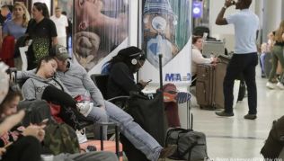 Weil Mitarbeiter der Transportsicherheitsbehörde TSA zu Hause bleiben, sollten Reisende längere Wartezeiten am Flughafen einplanen Weil Mitarbeiter der Transportsicherheitsbehörde TSA zu Hause bleiben, sollten Reisende längere Wartezeiten am Flughafen einplanen