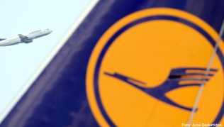 Das Logo der Deutschen Lufthansa ist auf einem Flugzeug am Flughafen Frankfurt am Main zu sehen Das Logo der Deutschen Lufthansa ist auf einem Flugzeug am Flughafen Frankfurt am Main zu sehen