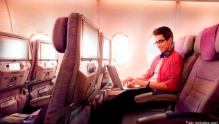 In der Economy-Klasse müssen sich Passagiere meist mit weniger Beinfreiheit begnügen. Bei Emirates (im Bild) sind es zwischen 81 und 84 Zentimeter In der Economy-Klasse müssen sich Passagiere meist mit weniger Beinfreiheit begnügen. Bei Emirates (im Bild) sind es zwischen 81 und 84 Zentimeter