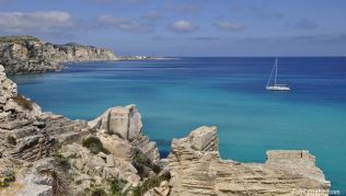 Favignana gehört zu den Ägadischen Inseln im Mittelmeer vor Sizilien. Ein Tagesausflug lohnt sich Favignana gehört zu den Ägadischen Inseln im Mittelmeer vor Sizilien. Ein Tagesausflug lohnt sich