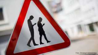 »Smombies« ist ein Kunstwort für Smartphone und Zombie und symbolisiert Menschen, die ständig mit dem Blick auf das Smartphone über die Straßen laufen »Smombies« ist ein Kunstwort für Smartphone und Zombie und symbolisiert Menschen, die ständig mit dem Blick auf das Smartphone über die Straßen laufen