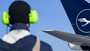 Am Frankfurter Flughafen sollen am Montag bei geplanten knapp 1400 Flugbewegungen 35 Flüge ausfallen. Allein bei der Lufthansa könnten 2000 Passagiere betroffen sein Am Frankfurter Flughafen sollen am Montag bei geplanten knapp 1400 Flugbewegungen 35 Flüge ausfallen. Allein bei der Lufthansa könnten 2000 Passagiere betroffen sein