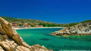 Windgeschützte Felsenbucht: Kalamitsi ist ein Badeort im Süden der Sithonia Windgeschützte Felsenbucht: Kalamitsi ist ein Badeort im Süden der Sithonia