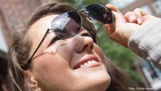 Wer im Urlaub eine Sonnenbrille kauft, sollte auf ausreichenden UV-Schutz und gut verarbeitete Gläser achten Wer im Urlaub eine Sonnenbrille kauft, sollte auf ausreichenden UV-Schutz und gut verarbeitete Gläser achten