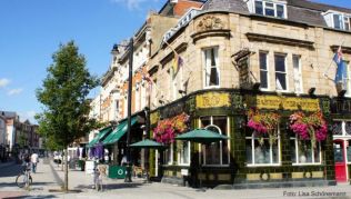 Die Oxford Street ist bekannt für ihre Restaurants und das Nachtleben Die Oxford Street ist bekannt für ihre Restaurants und das Nachtleben