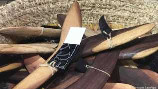 In einer Galerie mit Aborigine-Kunst am Uluru-Felsen im Zentrum Australiens liegen Bumerangs aus In einer Galerie mit Aborigine-Kunst am Uluru-Felsen im Zentrum Australiens liegen Bumerangs aus