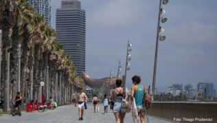 Spaziergänger auf der Strandpromenade in Barcelona Spaziergänger auf der Strandpromenade in Barcelona