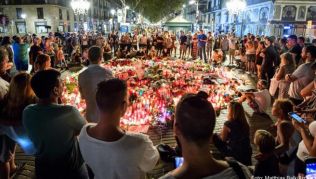 Trauerende haben auf der Promenade Las Ramblas Blumen und Kerzen abgelegt. Terroristen hatten einen Lieferwagen in eine Menschenmenge auf der Flaniermeile gesteuert Trauerende haben auf der Promenade Las Ramblas Blumen und Kerzen abgelegt. Terroristen hatten einen Lieferwagen in eine Menschenmenge auf der Flaniermeile gesteuert