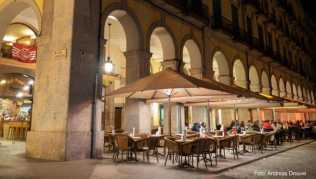Auf dem Platz Independència in Girona geht es abends auf den Restaurantterrassen in den Arkaden stimmungsvoll zu Auf dem Platz Independència in Girona geht es abends auf den Restaurantterrassen in den Arkaden stimmungsvoll zu