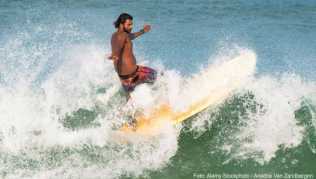 Surfer in der Arugam Bay. Der Strand an der Ostküste ist der beste Surf-Spot Sri Lankas Surfer in der Arugam Bay. Der Strand an der Ostküste ist der beste Surf-Spot Sri Lankas