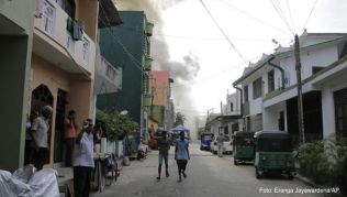 Nach den Anschlägen auf Luxushotels und Kirchen am Ostersonntag bleibt die Lage auf Sri Lanka angespannt. Urlauber sollten daher öffentliche Plätze meiden Nach den Anschlägen auf Luxushotels und Kirchen am Ostersonntag bleibt die Lage auf Sri Lanka angespannt. Urlauber sollten daher öffentliche Plätze meiden