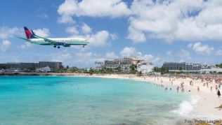 Viele traumhafte Urlaubsziele sind nur mit langen Flügen erreichbar - dabei werden hohe Mengen an Schadstoffen ausgestoßen, die die Umwelt belasten Viele traumhafte Urlaubsziele sind nur mit langen Flügen erreichbar - dabei werden hohe Mengen an Schadstoffen ausgestoßen, die die Umwelt belasten
