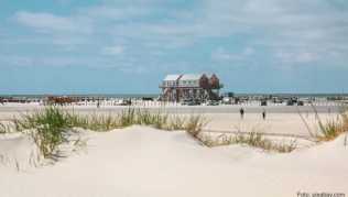 Dieser längste Strand an der deutschen Nordseeküste in St. Peter Ording bietet unendlich viel Platz für allerlei Strandaktivitäten Dieser längste Strand an der deutschen Nordseeküste in St. Peter Ording bietet unendlich viel Platz für allerlei Strandaktivitäten