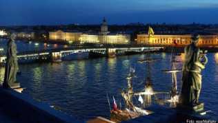 St. Petersburg im Abendlicht: Der Fluss Newa zieht sich durch die zweitgrößte Stadt Russlands St. Petersburg im Abendlicht: Der Fluss Newa zieht sich durch die zweitgrößte Stadt Russlands