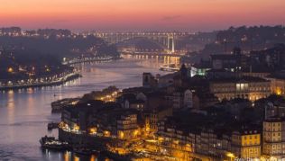 Porto am Fluss Douro ist zu einem beliebten Ziel für Städtereisende geworden - auch im Winter hat die Stadt ihren Reiz Porto am Fluss Douro ist zu einem beliebten Ziel für Städtereisende geworden - auch im Winter hat die Stadt ihren Reiz