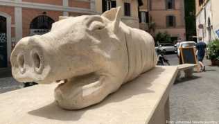 Die Skulptur eines Spanferkels mitten im Ausgehviertel Trastevere erntet von Tierschützern viel Kritik Die Skulptur eines Spanferkels mitten im Ausgehviertel Trastevere erntet von Tierschützern viel Kritik