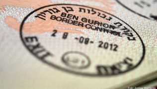 Mit einem solchen Vermerk können Reisende bei der Einreise in manche arabische Staaten oder in den Iran ernsthafte Probleme bekommen Mit einem solchen Vermerk können Reisende bei der Einreise in manche arabische Staaten oder in den Iran ernsthafte Probleme bekommen