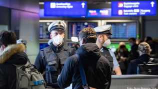 Bundesinnenminister Horst Seehofer will in den Sommermonaten die Kontrollen an Flughäfen und die Überwachung von Quarantäne-Verpflichtungen verstärken Bundesinnenminister Horst Seehofer will in den Sommermonaten die Kontrollen an Flughäfen und die Überwachung von Quarantäne-Verpflichtungen verstärken