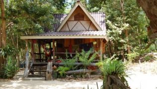 Typische Unterkunft auf Koh Jum, der Bungalow.##Foto: Roger Brooke Typische Unterkunft auf Koh Jum, der Bungalow.
