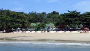 Aufgeräumte Atmosphäre auf Koh Samet.##Foto: wikipedia.org Bjorn Erik Petersen Aufgeräumte Atmosphäre auf Koh Samet.