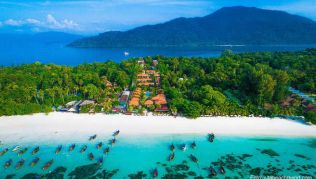 Auf der Insel Koh Lipe findet man puderzuckerfeinen Sand und türkisfarbenes Meer Auf der Insel Koh Lipe findet man puderzuckerfeinen Sand und türkisfarbenes Meer