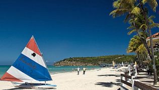 Antigua und Barbuda bieten einsame traumverlorene Strände mit Puderzuckersand##Foto: Wikimedia Commons, Paul Kowalow Antigua und Barbuda bieten einsame traumverlorene Strände mit Puderzuckersand