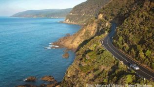 Hinter jeder Kurve bietet sich ein neuer, noch schönerer Ausblick: Im Auto unterwegs auf der Great Ocean Road Hinter jeder Kurve bietet sich ein neuer, noch schönerer Ausblick: Im Auto unterwegs auf der Great Ocean Road