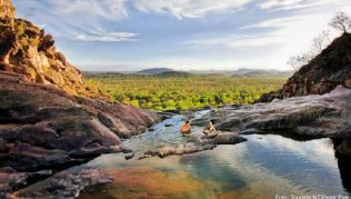 Badepause im Pool des Gunlom Falls im Kakadu National Park Badepause im Pool des Gunlom Falls im Kakadu National Park
