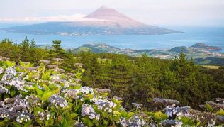 Blick von Pico auf die Nachbarinsel São Jorge. Blick von Pico auf die Nachbarinsel São Jorge.