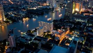 Am Chao Phraya liegen Lusuxhotels und Tempel nebeneinander.##Foto: flickr.com Swami Stream Am Chao Phraya liegen Lusuxhotels und Tempel nebeneinander.