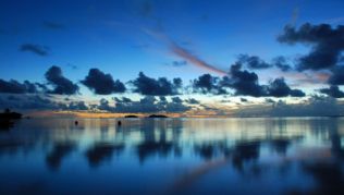Auf den Cook Islands die Abendstimmung in der Südsee genießen##Wikimedia Commons, Robert Young Auf den Cook Islands die Abendstimmung in der Südsee genießen