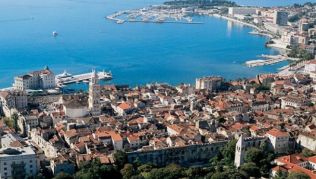 Split mit dem Diokletianspalast, ein Höhepunkt auf Reisen entlang der Küste Dalmatiens.##Foto: Wikimedia Commons, E.coli Split mit dem Diokletianspalast, ein Höhepunkt auf Reisen entlang der Küste Dalmatiens..