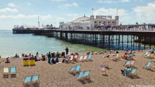 Sommerliche Strandszene am Brighton Pier Sommerliche Strandszene am Brighton Pier