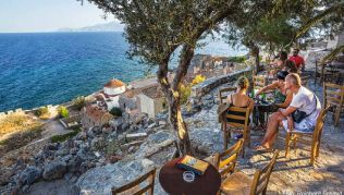 Panoramablick auf die Ägäis von einem Restaurant in Monemvasia Panoramablick auf die Ägäis von einem Restaurant in Monemvasia