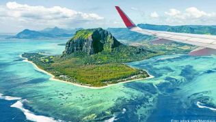 Wer ein Reiseziel im Indischen Ozean wählt, bekommt keinen Jetlag, weil es kaum Zeitverschiebung gibt. Im Bild: Anflug auf die Trauminsel Mauritius mit Blick auf die Südküste